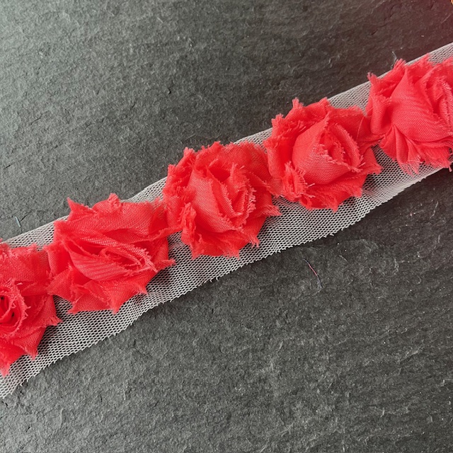 Wowzers Petit Shabby Chic Stoffblume Blüte am Band - Neon Coral- 3 Blumen Wowzers Petit Shabby Chic Stoffblume Blüte am Band - Neon Coral- 3 Blumen