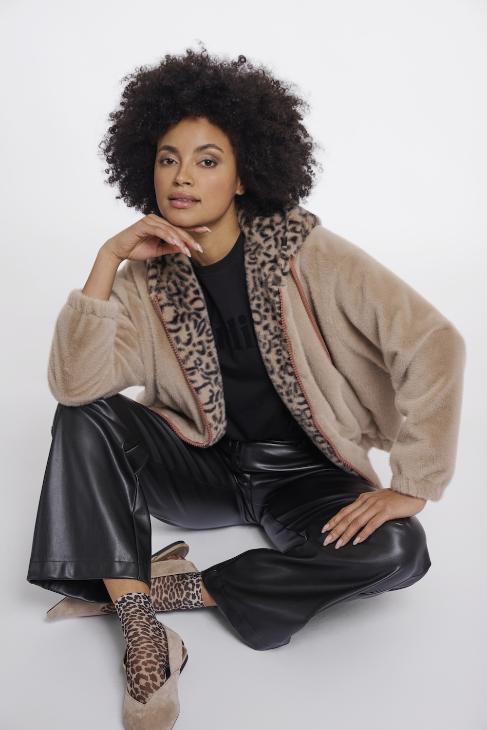 Rino & Pelle Ori Ultra Soft Faux Fell Zipperjacke in Oat Beige mit Leomuster am Kapuze Rino & Pelle Ori Ultra Soft Faux Fell Zipperjacke in Oat Beige mit Leomuster am Kapuze