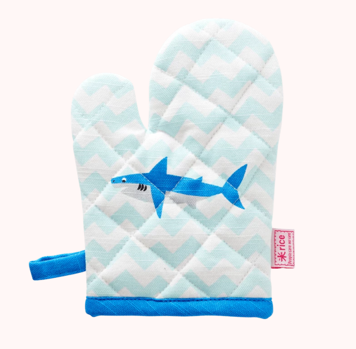 RICE Baumwoll Ofenhandschuh Kids - Zig Zag Mint mit Haifisch