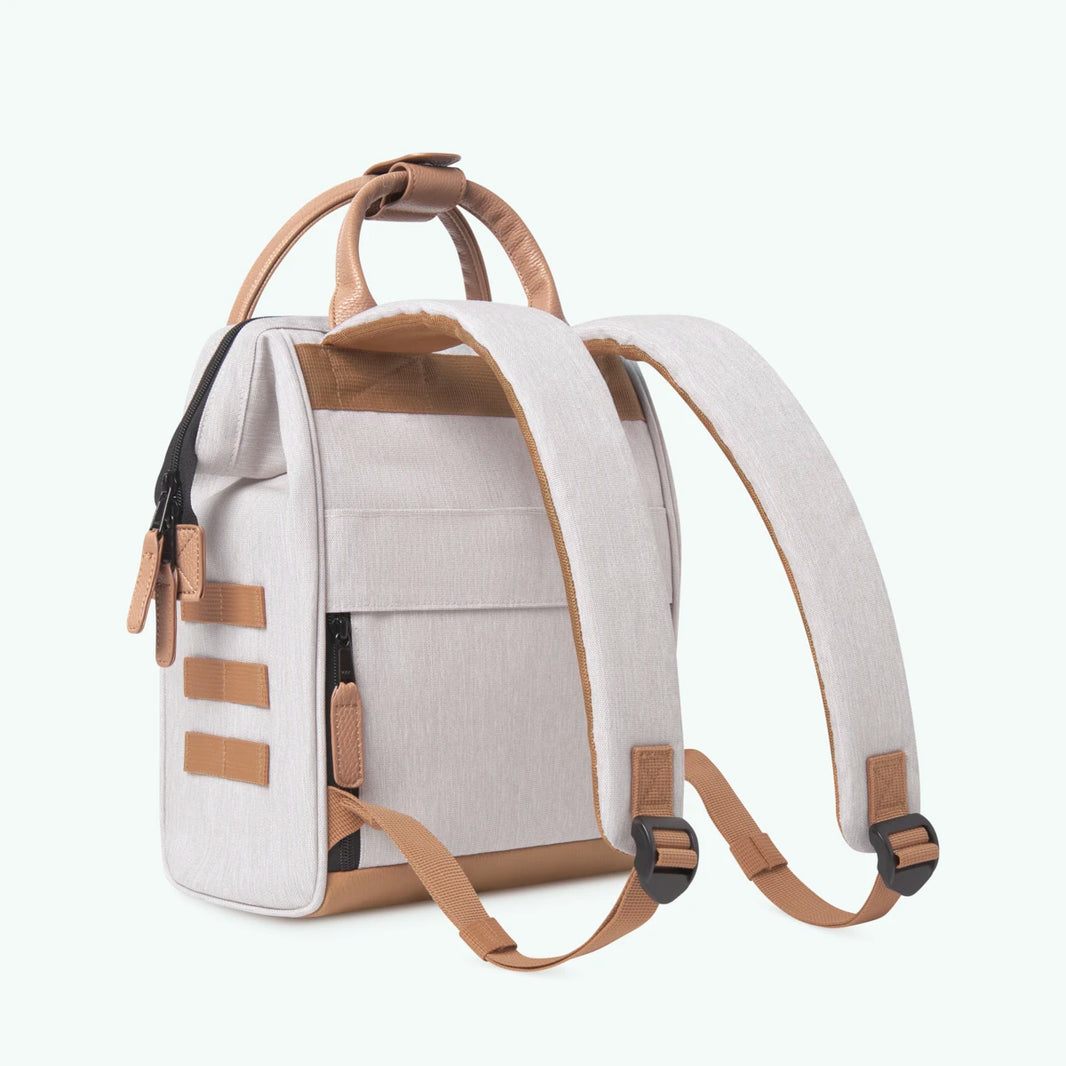 TDM_S24_ADVENTURER_SMALL_AREQUIPA_3701328390930_05_1066x-webp Cabaia Rucksack AREQUIPA Small mit Laptop-Fach - Beige