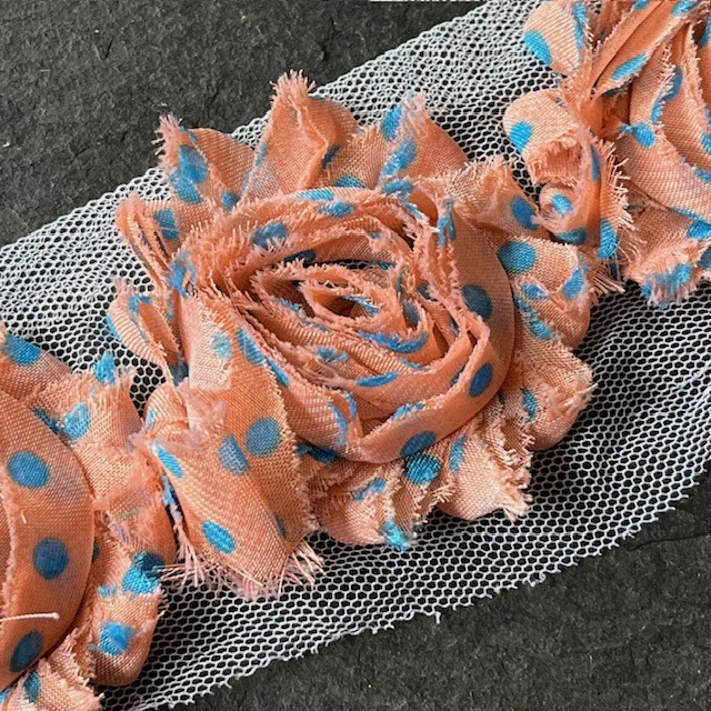 Wowzers Shabby Chic Stoffblume Blüte am Band - Coral Blau Punkte - 3 Blumen Wowzers Shabby Chic Stoffblume Blüte am Band - Coral Blau Punkte - 3 Blumen