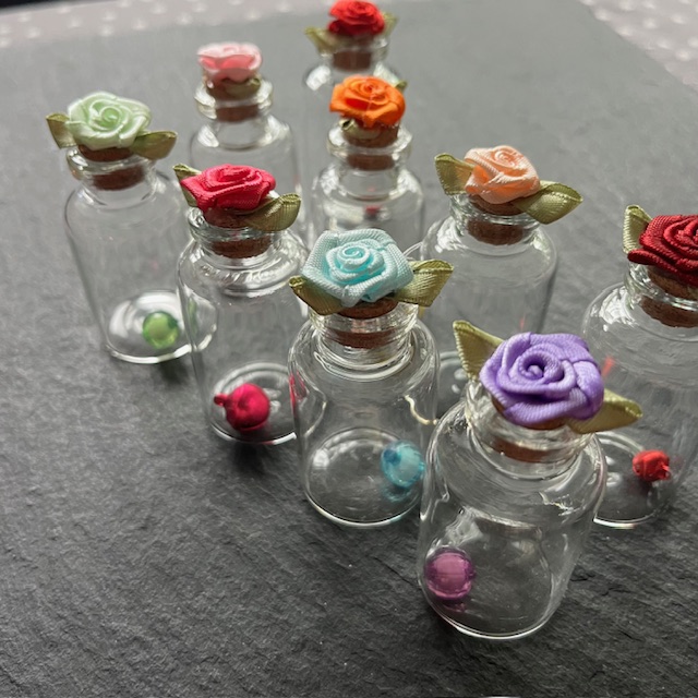 Wowzers Geschenkflaschen aus Glas mit Rose und Glitzerdeko - Geschenkverpackung für Schmuck