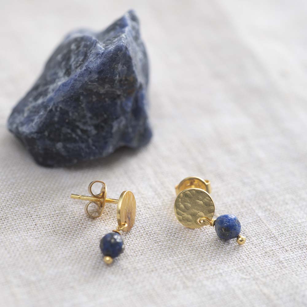AW30802-Mini-Coin-Lapis-Lazuli-Gold-Earrings A Beautiful Story Gold Ohrringe - Mini Coin Lapis Lazuli