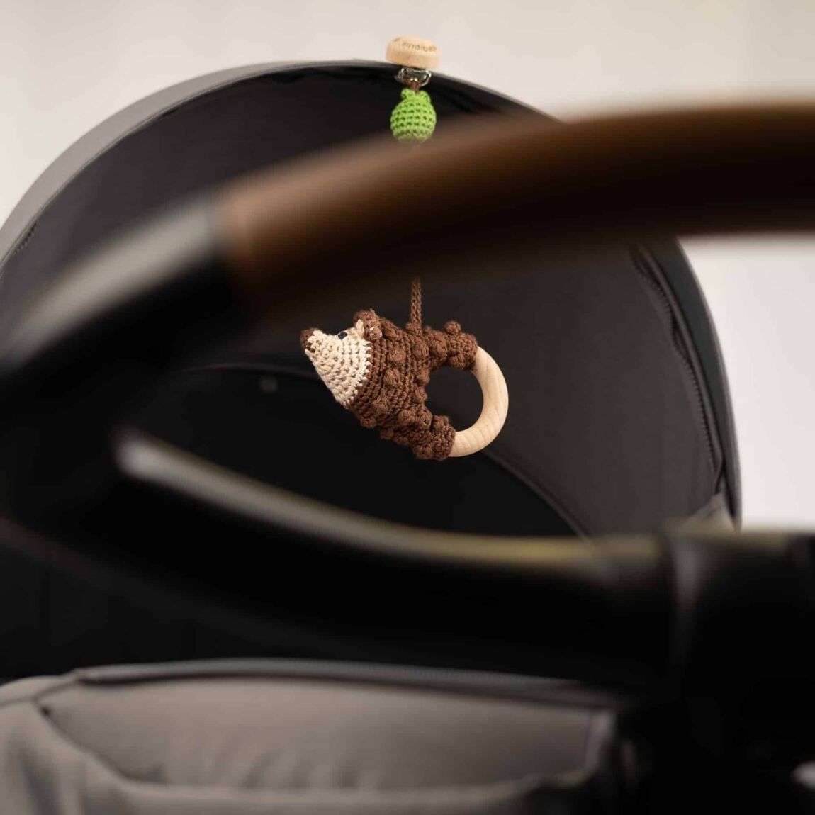 Sindibaba Gehäkelter Kinderwagenanhänger Igel Harry mit Rassel Sindibaba Gehäkelter Kinderwagenanhänger Igel Harry mit Rassel