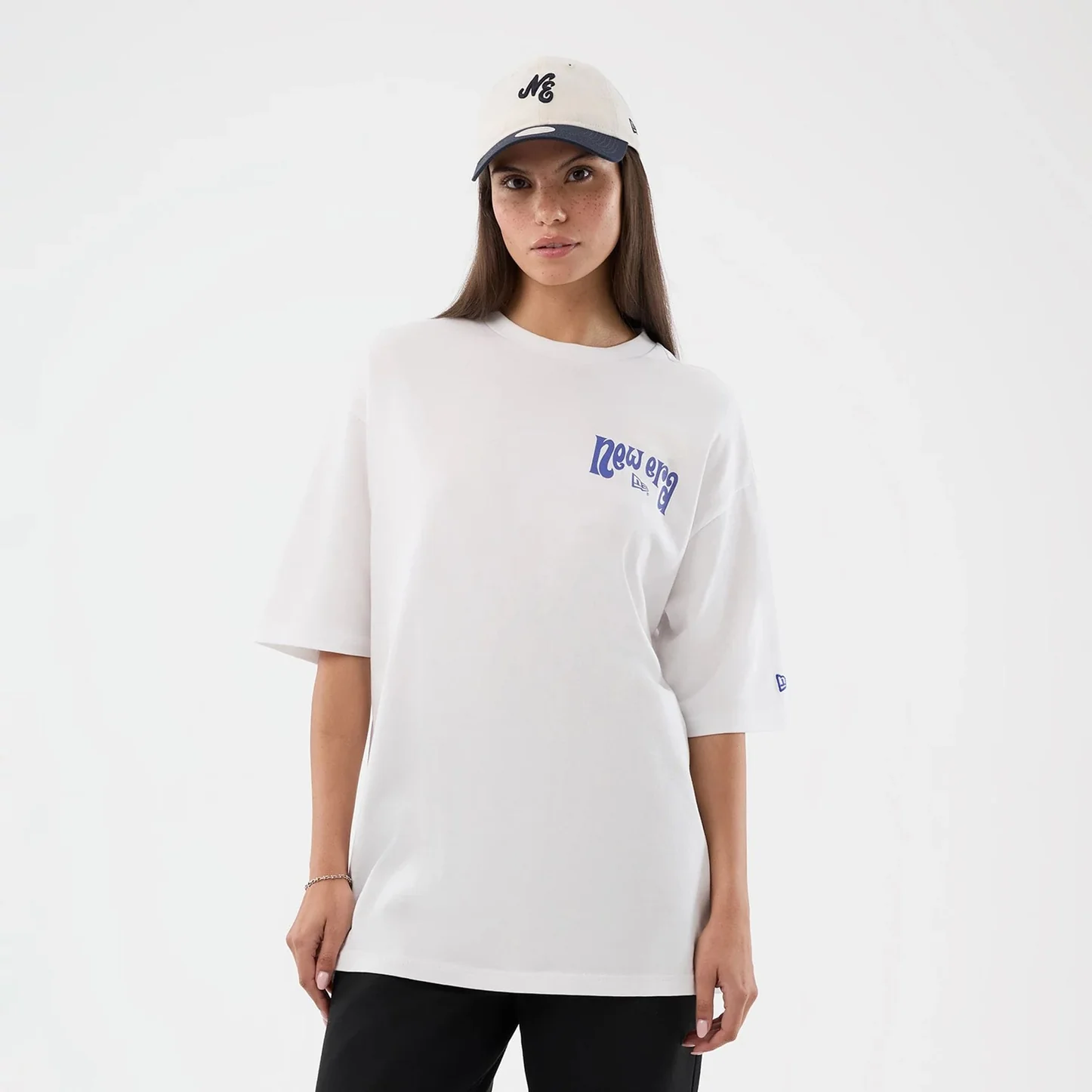 New Era T-Shirt in Weiß & Blau Fun Pizza Graphic Oversized T-Shirt