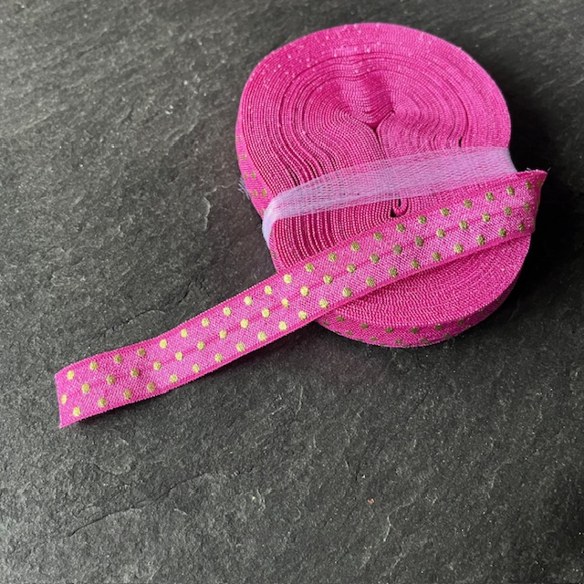 Wowzers Bastelbedarf Satin Gummiband in Beeren Pink mit Metallic Gold Punkte - 1 Meter Wowzers Bastelbedarf Satin Gummiband in Beeren Pink mit Metallic Gold Punkte - 1 Meter