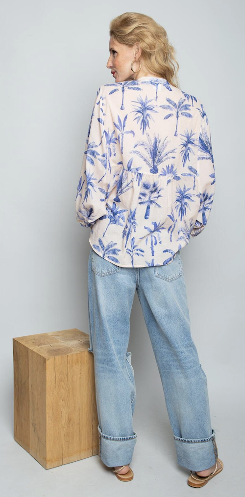 Emily van den Bergh Bluse mit V-Ausschnitt - Beige mit Palmen in Blau