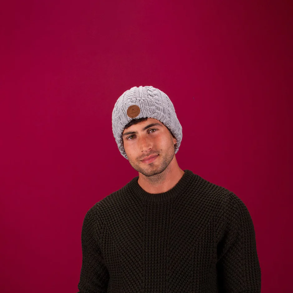 BAB-FW2122-CABAIA-BONNET-BEANIE-MAILLE-KNIT-POMPON-BOBBLES-VIEUX-CARRE-GRIS-GREY-MEN-BD_1512x_2_940x Cabaia Mütze Vieaux - Bio-Baumwolle Beanie mit Zopfmuster in Grau