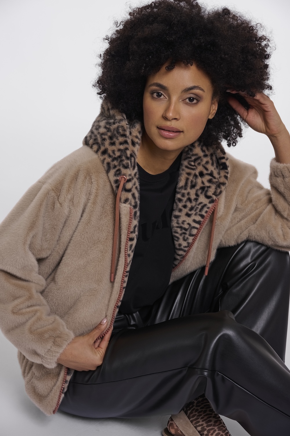 Rino & Pelle Ori Ultra Soft Faux Fell Zipperjacke in Oat Beige mit Leomuster am Kapuze Rino & Pelle Ori Ultra Soft Faux Fell Zipperjacke in Oat Beige mit Leomuster am Kapuze