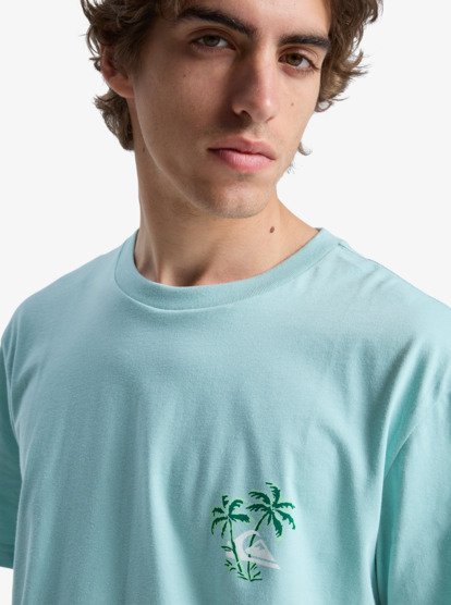 Quiksilver Evo Learning Kurzarm T-Shirt für Männer in Blue Haze Blau - Palmen Quiksilver Evo Learning Kurzarm T-Shirt für Männer in Blue Haze Blau - Palmen