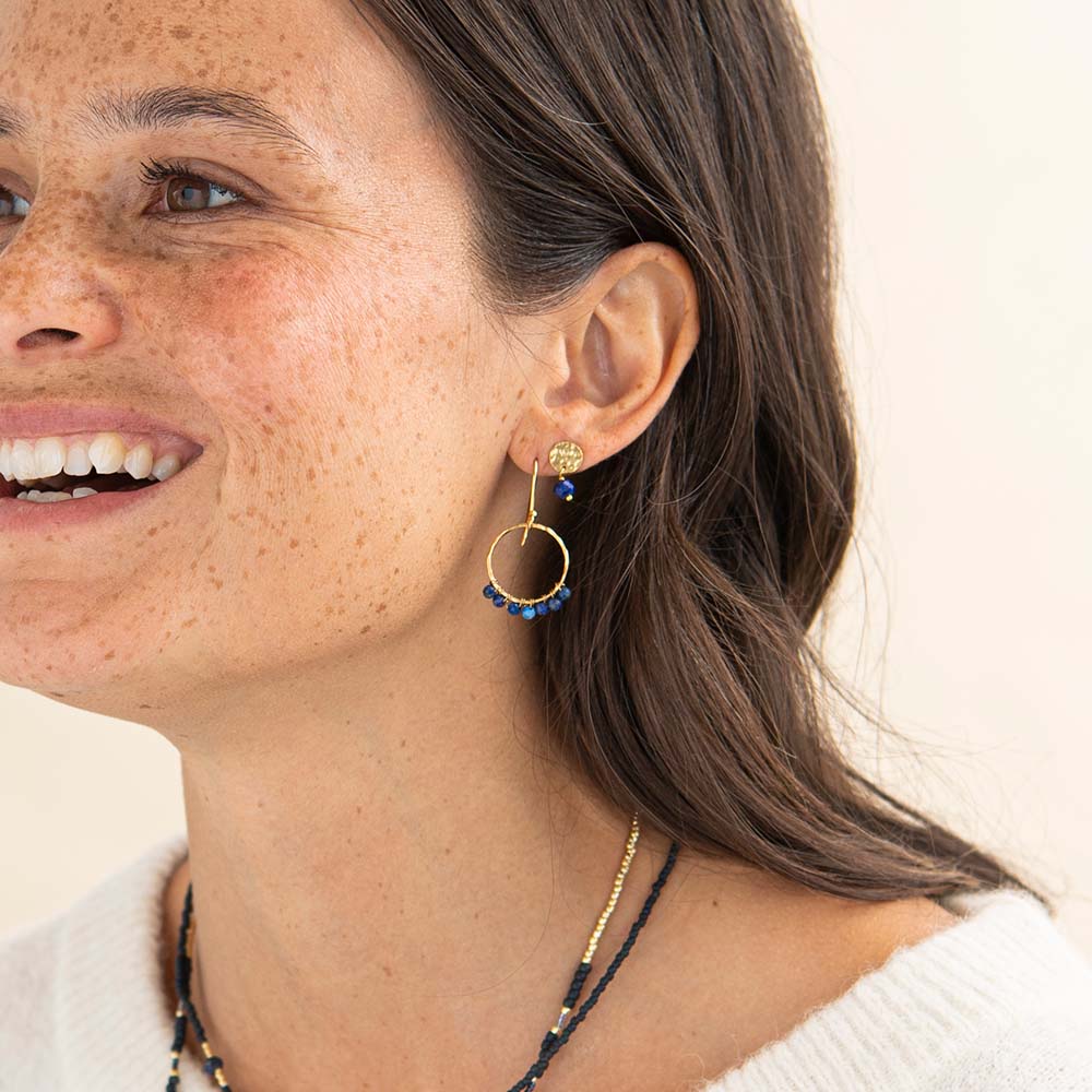 AW31086_Compassion-Lapis-Lazuli-Earrings-Gold-Plated_2_A-Beautiful-Story A Beautiful Story Compassion Lapislazuli Vergoldete Ohrringe