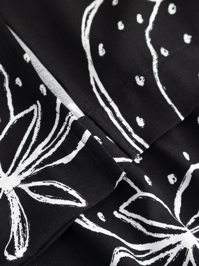 Mademoiselle YeYe Side Stage Elegantes Kleid in Schwarz mit Erdbeeren