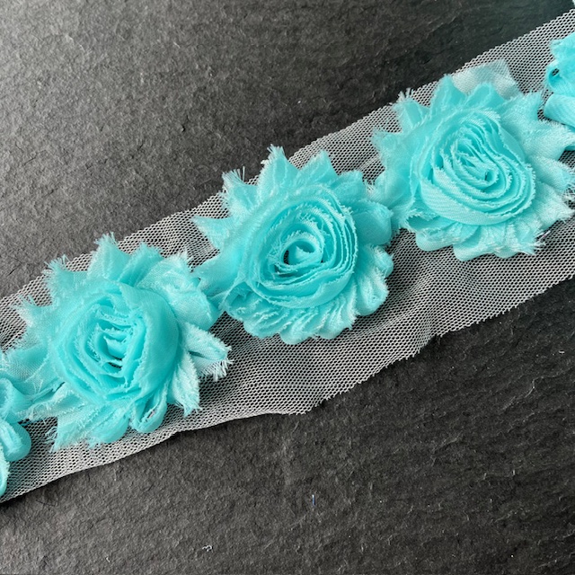 Wowzers Shabby Chic Stoffblume Blüte am Band - Aqua - 3 Blumen Wowzers Shabby Chic Stoffblume Blüte am Band - Aqua - 3 Blumen