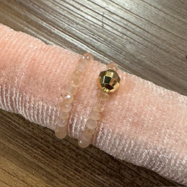 PHOTO-2023-11-07-12-45-20-1 Lua Elastisches Ring - Hellrosa Steine mit Gold Perle