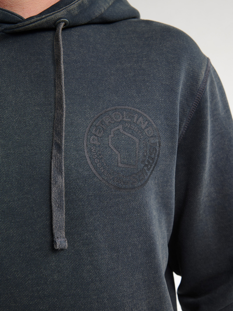 Petrol Industries Herren Kapuzenpullover in Gunmetal Washed Schwarz mit Backprint Petrol Industries Herren Kapuzenpullover in Gunmetal Washed Schwarz mit Backprint
