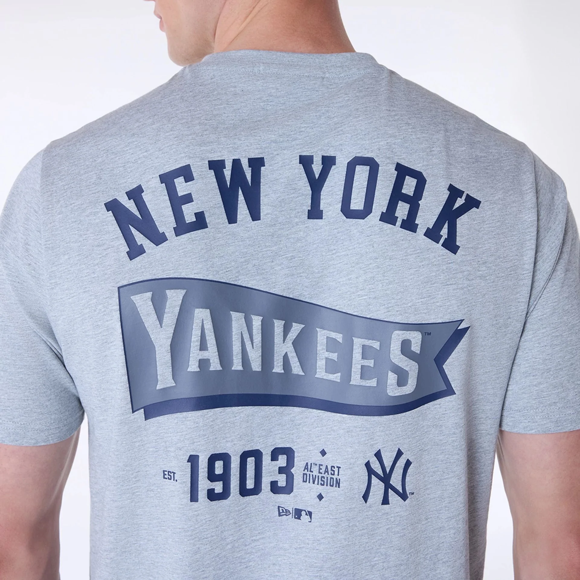 New Era T-Shirt in Graue - New York Yankees MLB Pennant Graphic - SALE New Era T-Shirt in Graue - New York Yankees MLB Pennant Graphic - SALE