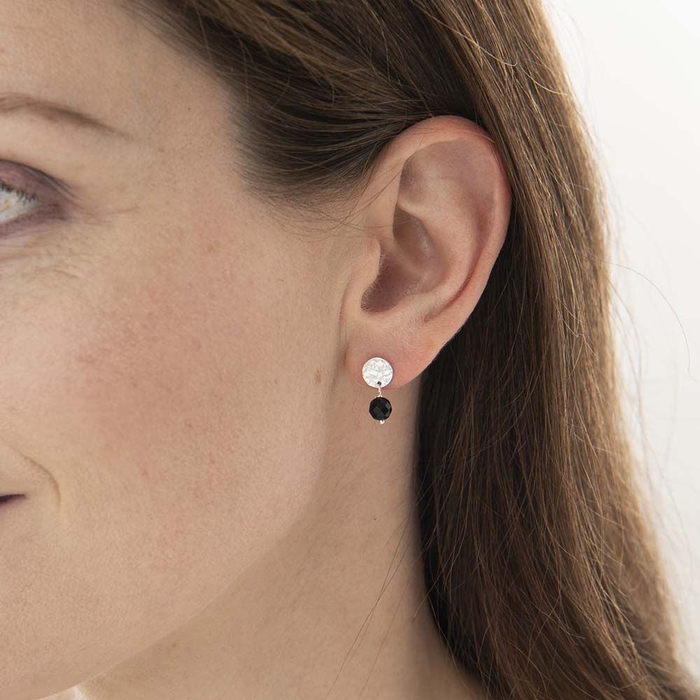 AW30816-Mini-Coin-Black-Onyx-Silver-Earrings-model-1 A Beautiful Story Silber Ohrringe - Mini Coin Schwarzer Onyx