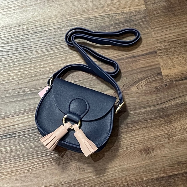 IMG_3242IvXRgynQ8w9g4 KisMe Umhängetasche Kunstleder mit Quaste Mini - Navy mit Rosa Quaste