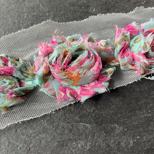 Wowzers Shabby Chic Stoffblumen Blüten am Band - Türkis Lipstick Blumen - 3 Blumen Wowzers Shabby Chic Stoffblumen Blüten am Band - Türkis Lipstick Blumen - 3 Blumen