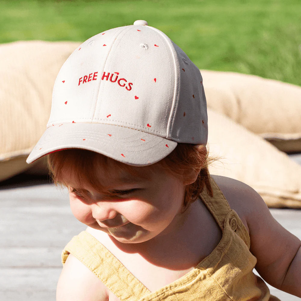 Chamaye Cap für Kinder in Creme mit Herzen - Free Hugs Chamaye Cap für Kinder in Creme mit Herzen - Free Hugs