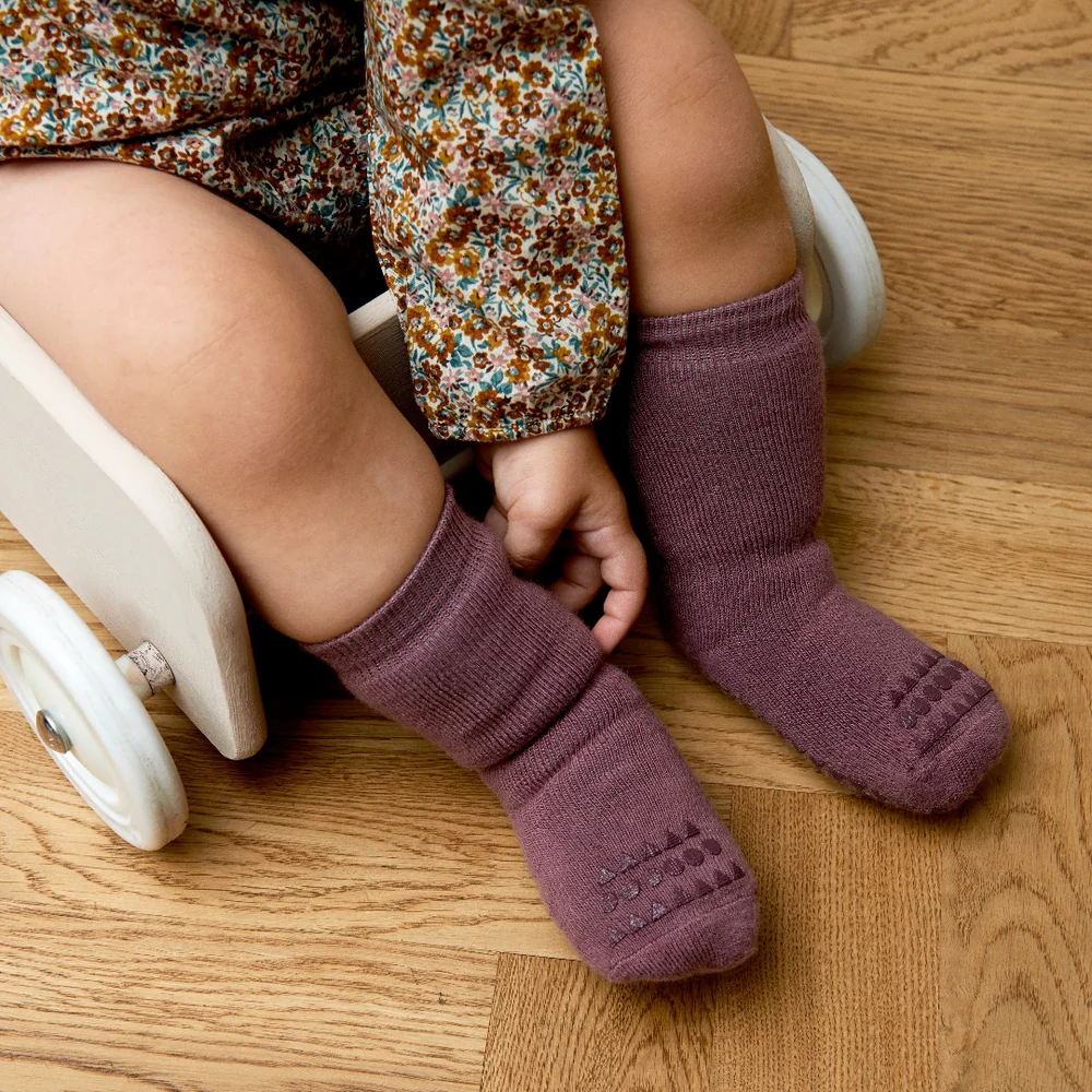 GoBabyGo Thermo Stopper-Socken in Misty Plum - Pflaume GoBabyGo Thermo Stopper-Socken in Misty Plum - Pflaume