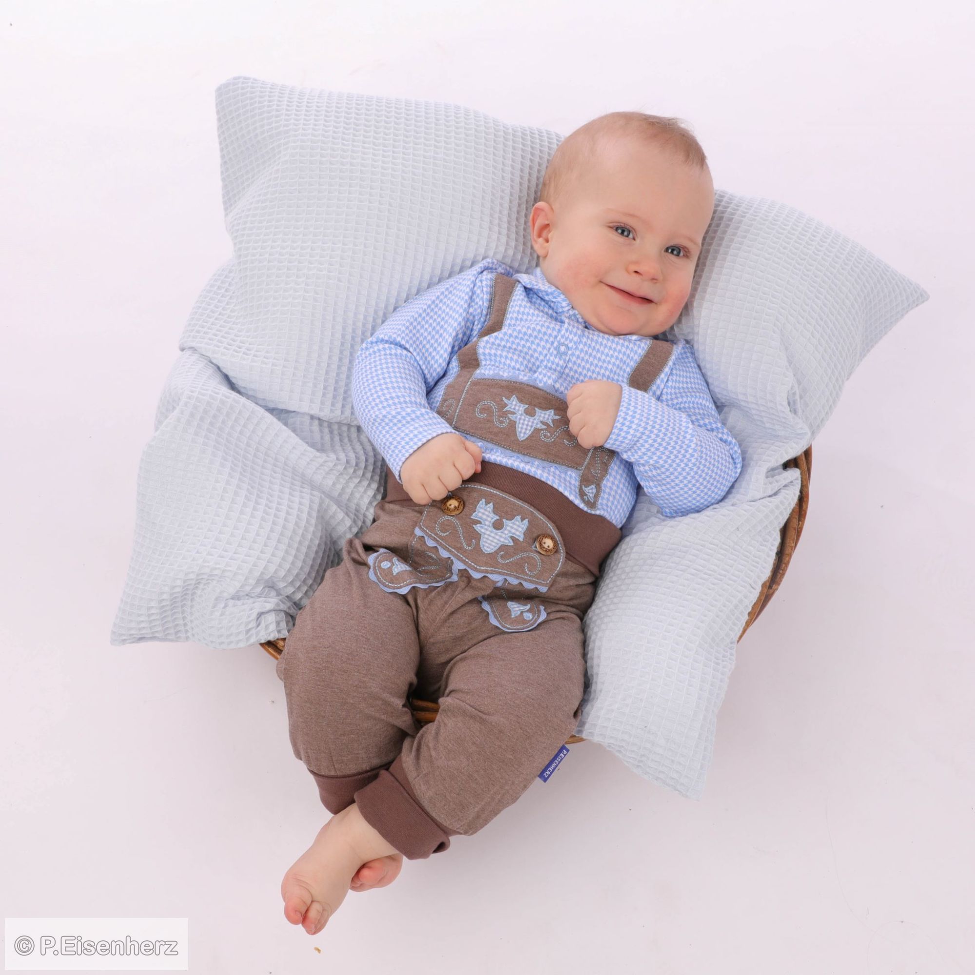 P.Eisenherz Langarm Body Hellblau mit Hahnentritt Muster und Lederhosen Look