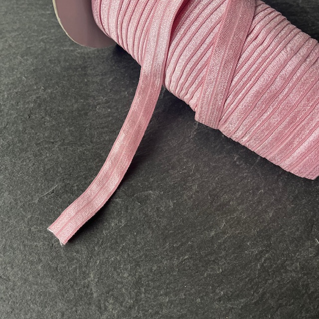 Wowzers Bastelbedarf elastischen Satin Band in Dusty Rose Altrosa - 1 Meter Wowzers Bastelbedarf elastischen Satin Band in Dusty Rose Altrosa - 1 Meter