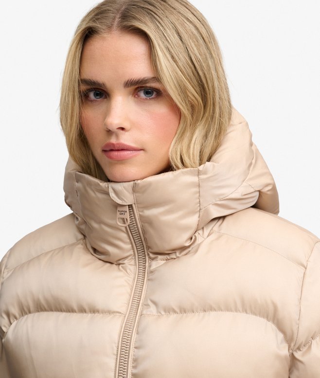 Superdry Damen Glänzende Winter Steppjacke mit Kapuze – Schmale Passform in Mushroom Beige Superdry Damen Glänzende Winter Steppjacke mit Kapuze – Schmale Passform in Mushroom Beige