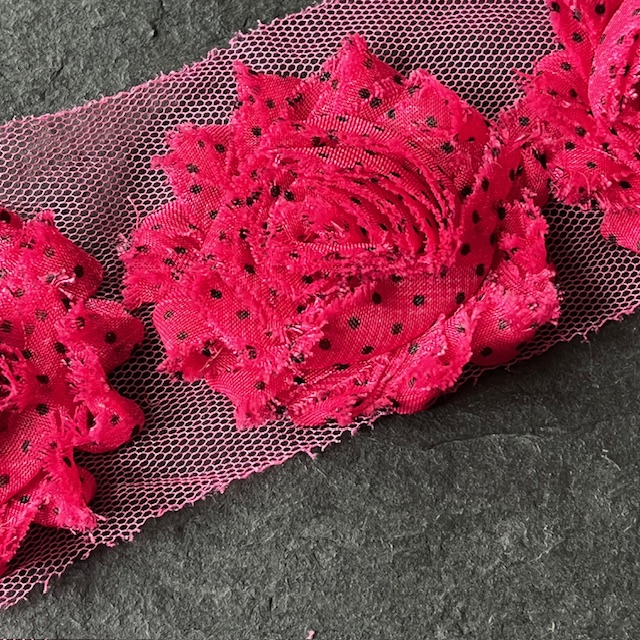 Wowzers Shabby Chic Stoffblume Blüte am Band - Cranberry Dots - 3 Blumen Wowzers Shabby Chic Stoffblume Blüte am Band - Cranberry Dots - 3 Blumen