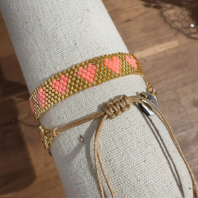 Lua All My Love Armband mit bunten Perlen - Gold mit Koralle Herzen