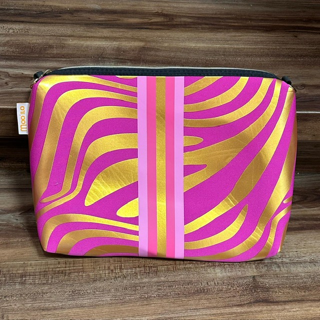 Moo' Ilo Damen Flip Flops mit Strasssteinen in Dora Pink + Neoprene Pink & Gold Zebra Clutch Moo' Ilo Damen Flip Flops mit Strasssteinen in Dora Pink + Neoprene Pink & Gold Zebra Clutch