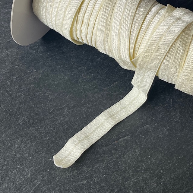 Wowzers Bastelbedarf elastischen Satin Band in Creme - 1 Meter Wowzers Bastelbedarf elastischen Satin Band in Creme - 1 Meter