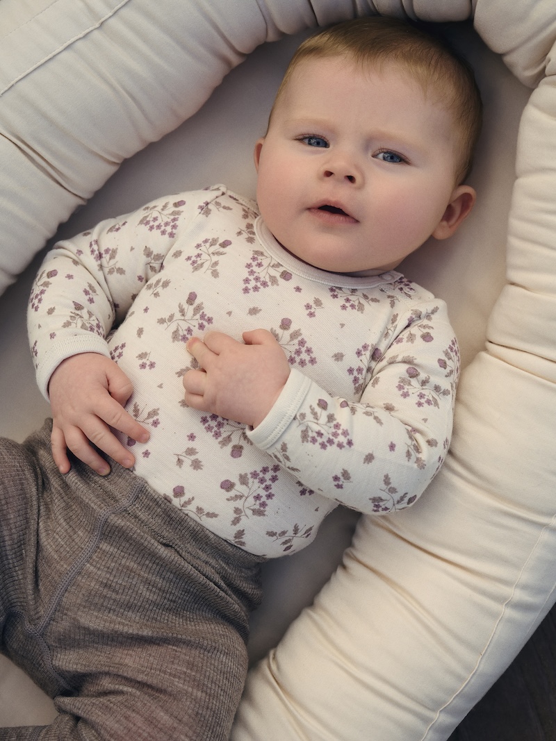CeLaVi Langarm Body aus Merinowolle in Creme mit Flieder Blumen Allover CeLaVi Langarm Body aus Merinowolle in Creme mit Flieder Blumen Allover