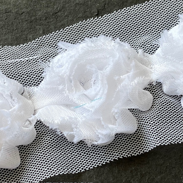 Wowzers Petit Shabby Chic Stoffblume - Weiß - 3 Blumen Wowzers Petit Shabby Chic Stoffblume - Weiß - 3 Blumen
