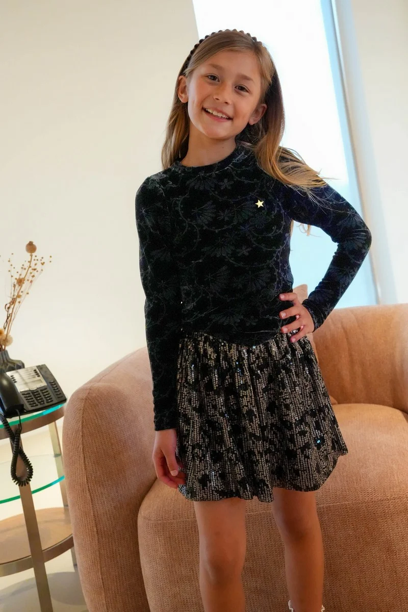 NONO Elona Top in Velours Schwarz mit Eleganter Sternstickerei NONO Elona Top in Velours Schwarz mit Eleganter Sternstickerei