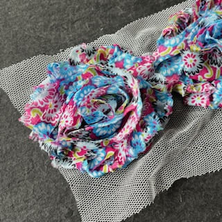Wowzers Shabby Chic Stoffblumen Blüten am Band - Ditsy Blumen Pink & Blau - 3 Blumen Wowzers Shabby Chic Stoffblumen Blüten am Band - Ditsy Blumen Pink & Blau - 3 Blumen