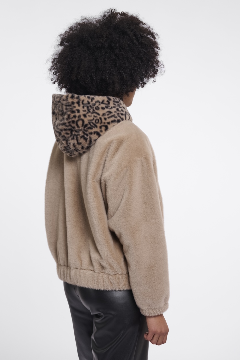 Rino & Pelle Ori Ultra Soft Faux Fell Zipperjacke in Oat Beige mit Leomuster am Kapuze