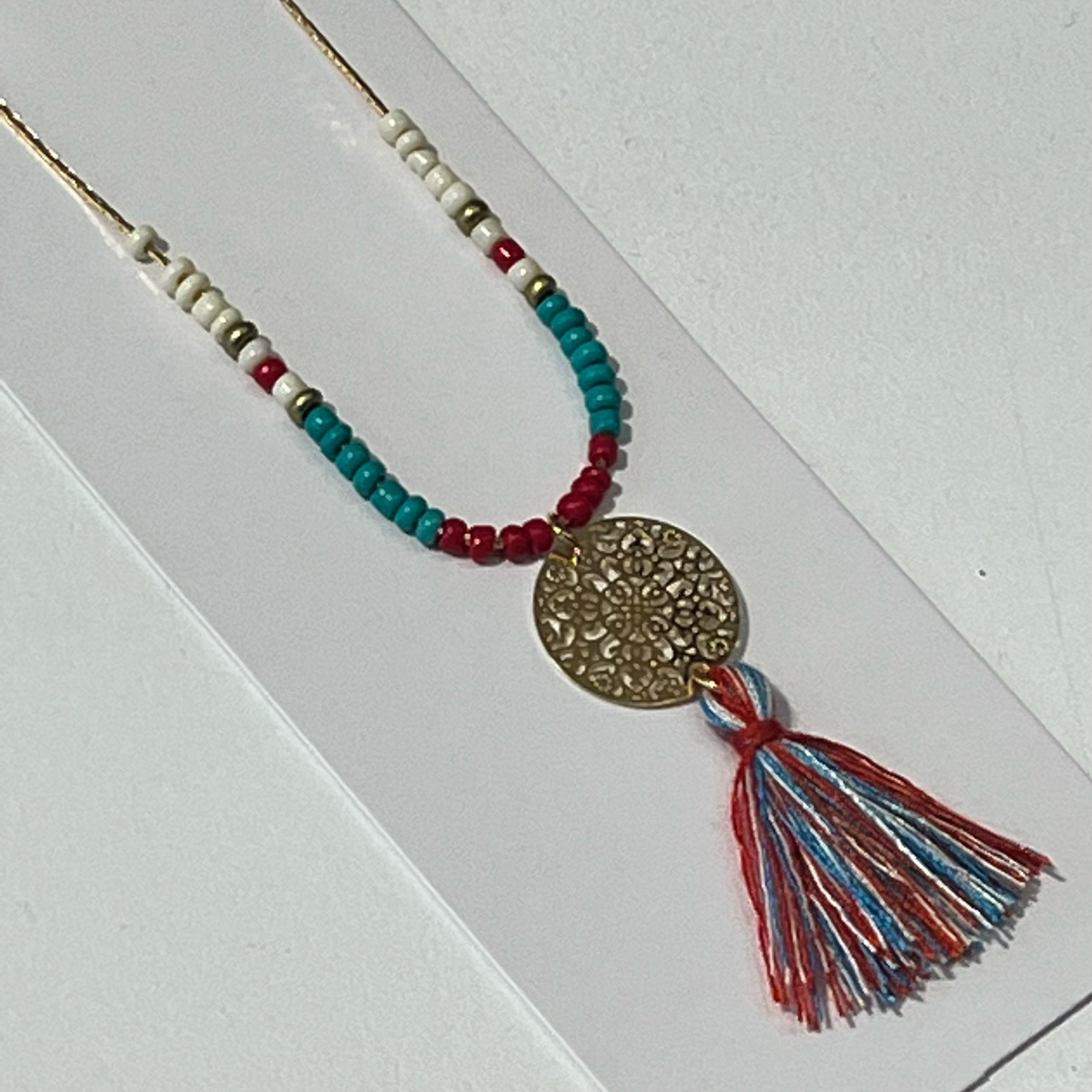 image3-3 Lumisha Xana Kette mit Medaille & Quaste in Türkis, Rot & weiß