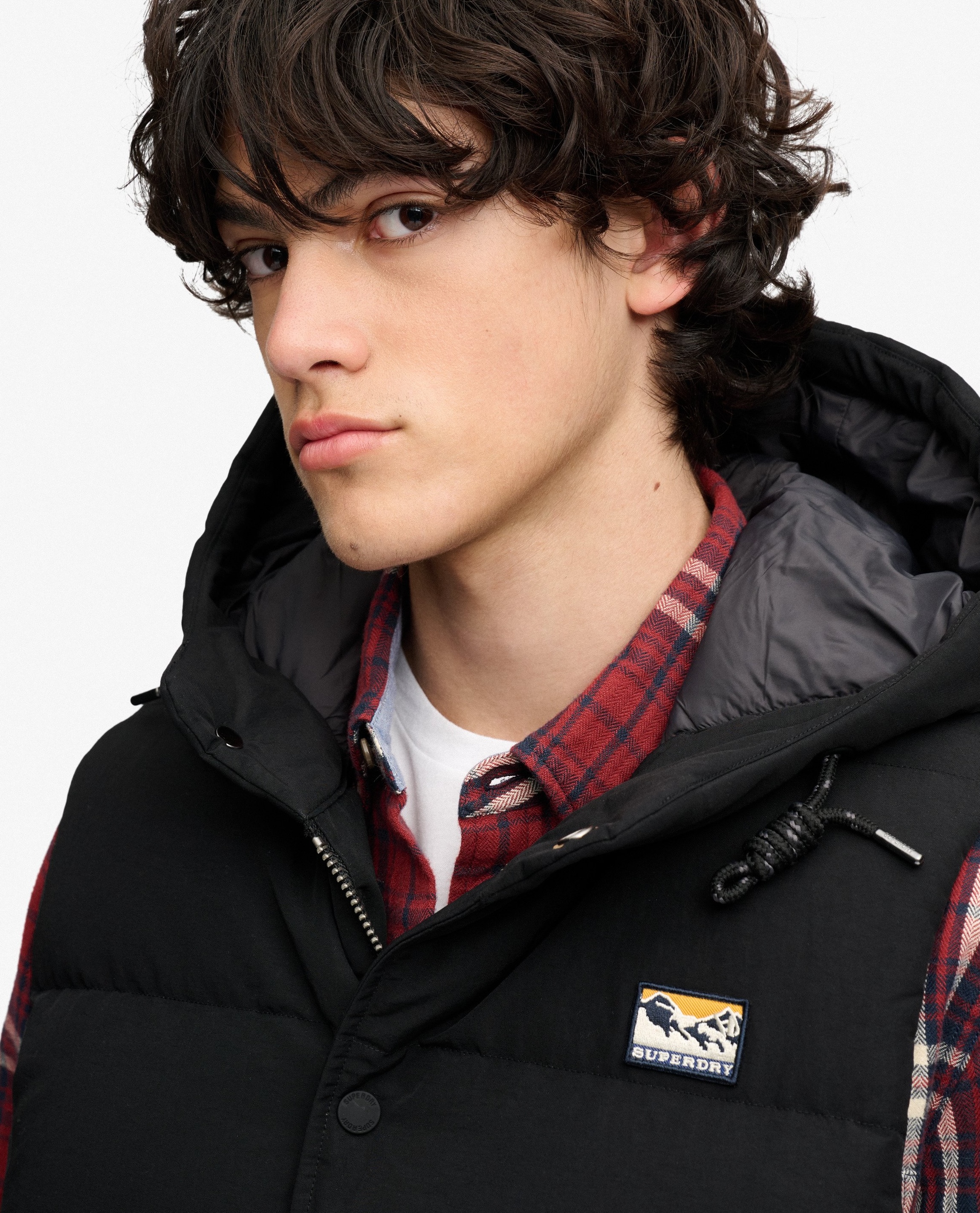 Superdry Herren Everest Kurze Weste mit Kapuze in Schwarz Superdry Herren Everest Kurze Weste mit Kapuze in Schwarz