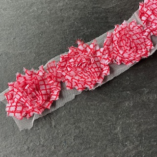 Wowzers Shabby Chic Stoffblume Blüte am Band - Lattice Rot - 3 Blumen 