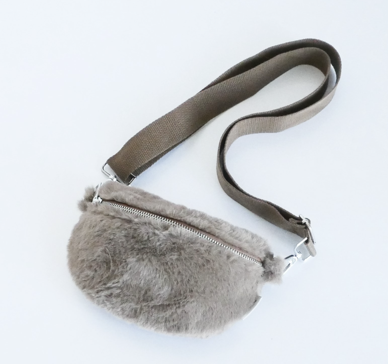 KisMe Crossbody Sidebag Tasche - Vollplüsch in Braun mit Unifarbenen Band KisMe Crossbody Sidebag Tasche - Vollplüsch in Braun mit Unifarbenen Band