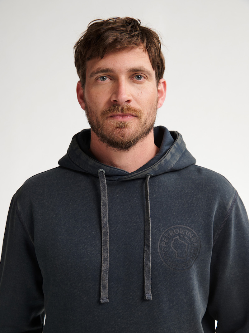 Petrol Industries Herren Kapuzenpullover in Gunmetal Washed Schwarz mit Backprint Petrol Industries Herren Kapuzenpullover in Gunmetal Washed Schwarz mit Backprint