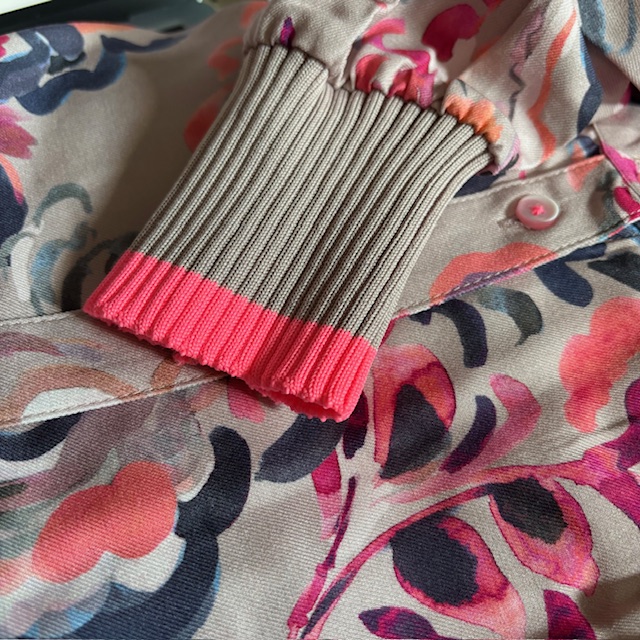 Emily van den Bergh aus Viskose mit Feminines Blumenprint mit Leuchtenden Beeerentönen