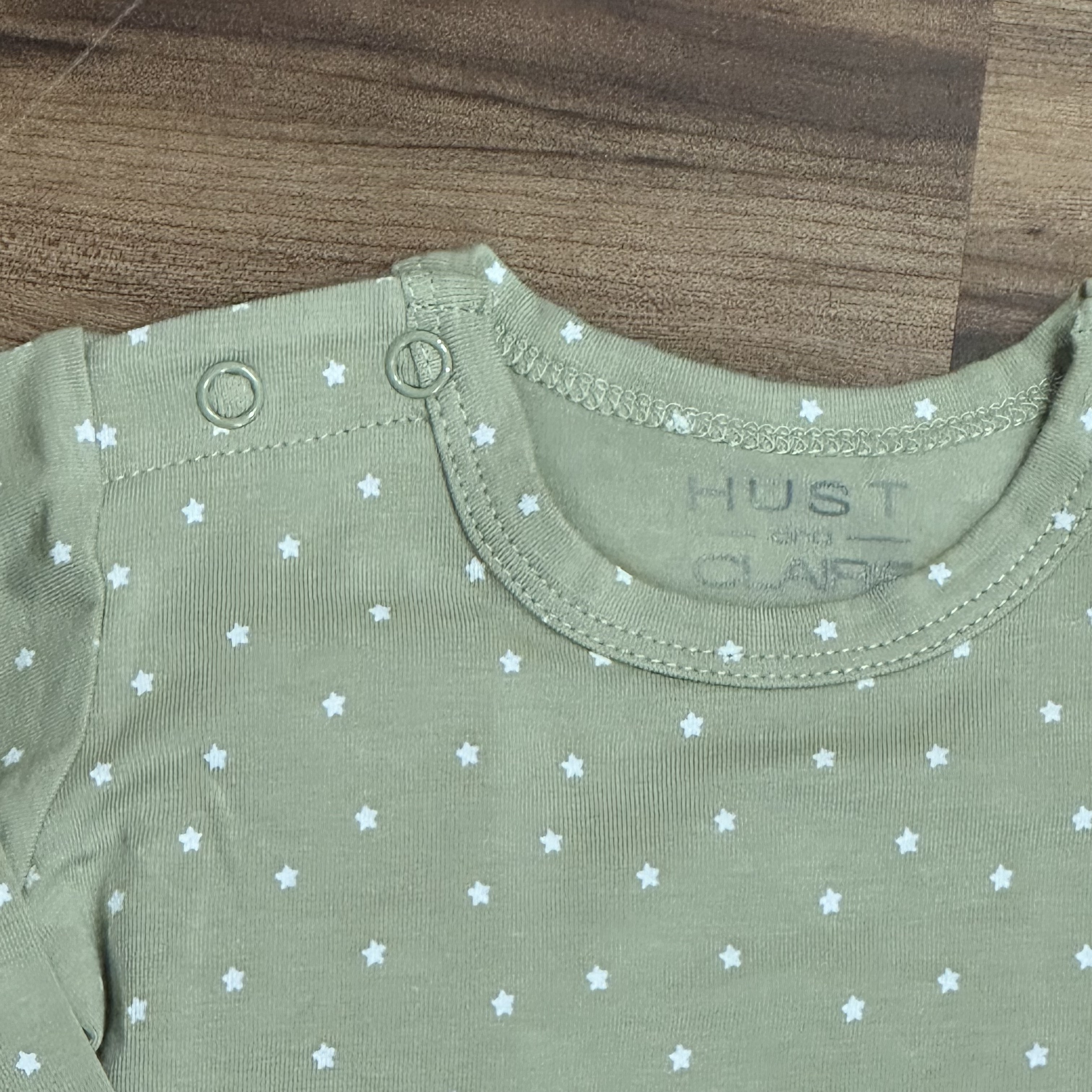 Hust & Claire Amar Langarm T-Shirt in Grün Sterne Allover - SALE