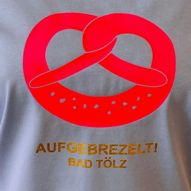 P. Eisenherz Kurzarm T-Shirt in Blau mit Neon Pink Breze - Aufgebrezelt Bad Tölz