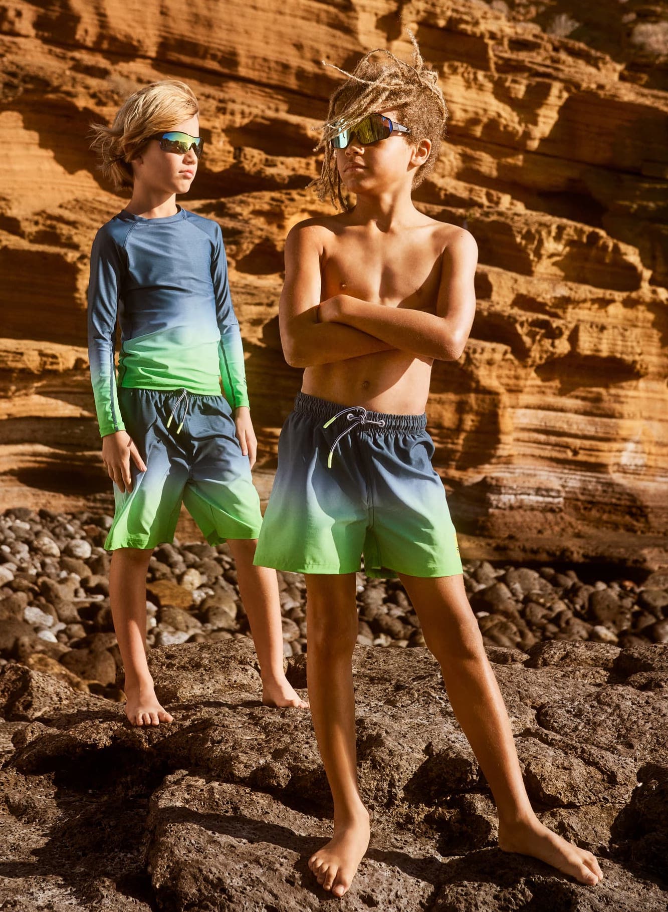 Molo Nilson Screen Fade Badeshort mit Farbverlauf Navy bis Neon Grün
