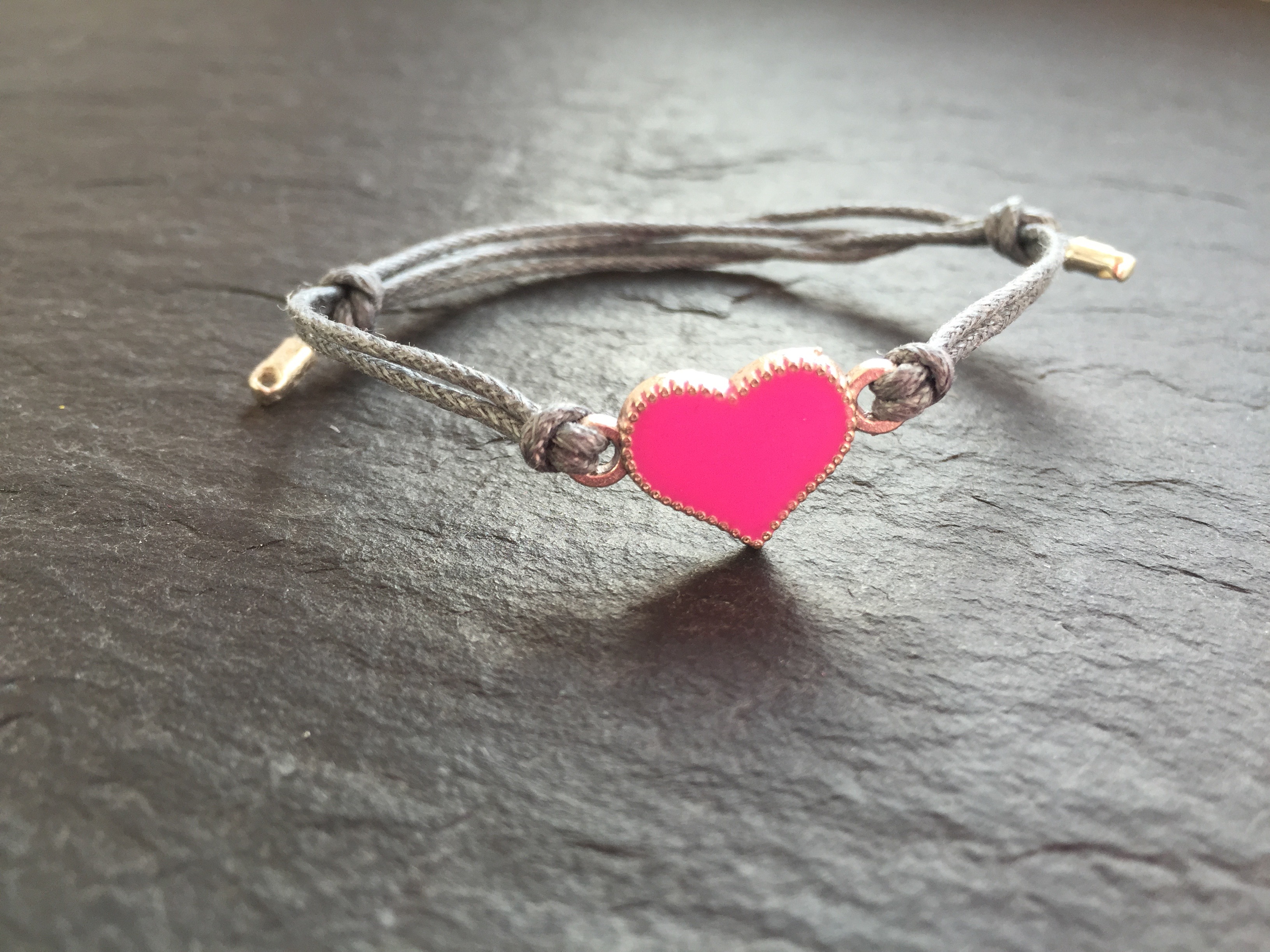 Wowzers Baumwolle Armband in Grau - Herz in Pink
