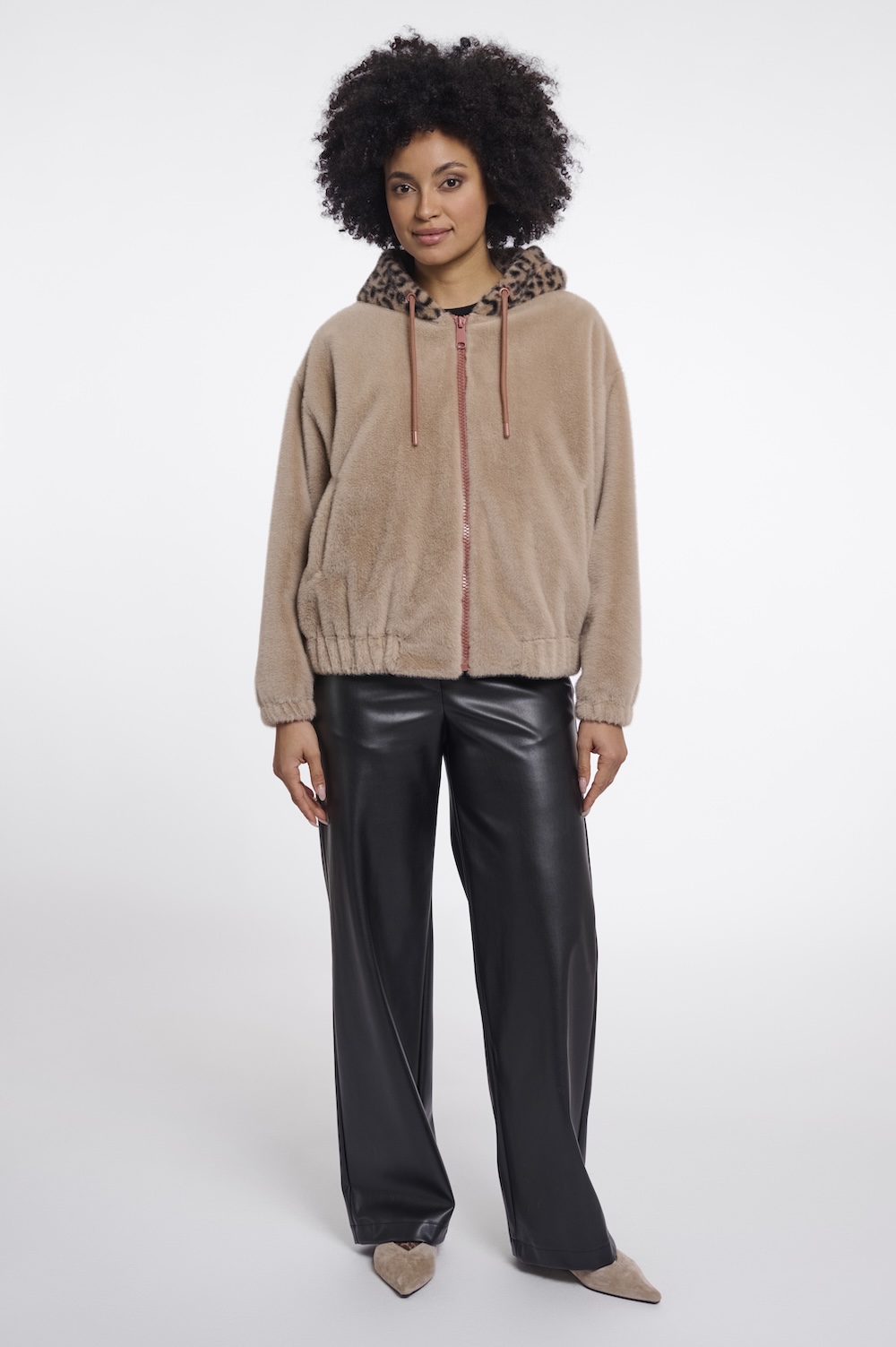 Rino & Pelle Ori Ultra Soft Faux Fell Zipperjacke in Oat Beige mit Leomuster am Kapuze