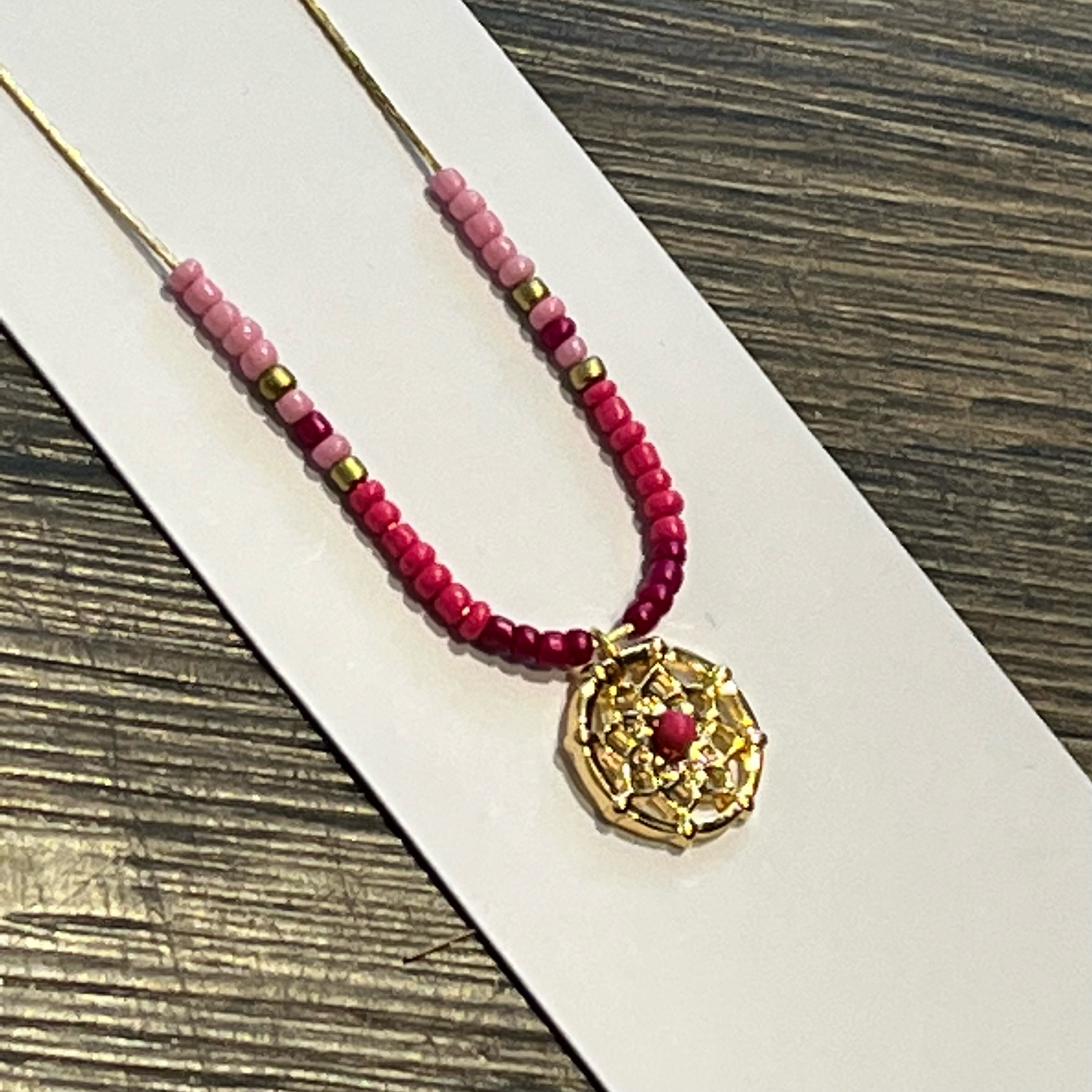 image07cxsUcHlPLnQt Lumisha Xana Kette mit Medaille - Pink & Rosa