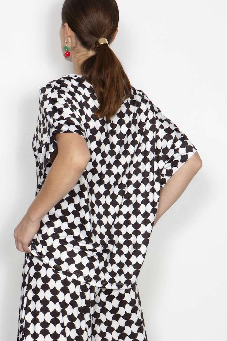 Marivie Daily Kurzarm Oberteil Retro Art Black - SALE